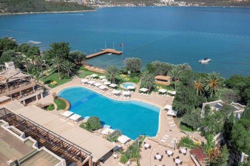een luchtzicht op een resort met een groot zwembad bij DoubleTree by Hilton Bodrum Isil Club All-Inclusive Resort in Torba
