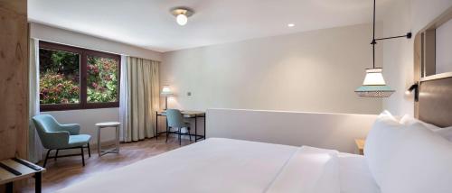 Ένα ή περισσότερα κρεβάτια σε δωμάτιο στο DoubleTree by Hilton Bodrum Isil Club Ultra All-Inclusive Resort