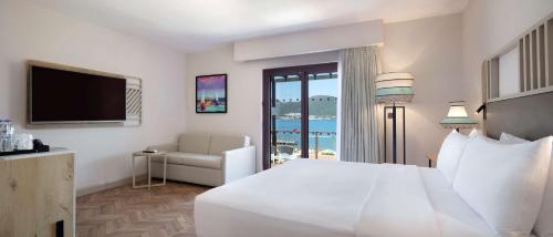 Ένα ή περισσότερα κρεβάτια σε δωμάτιο στο DoubleTree by Hilton Bodrum Isil Club Ultra All-Inclusive Resort