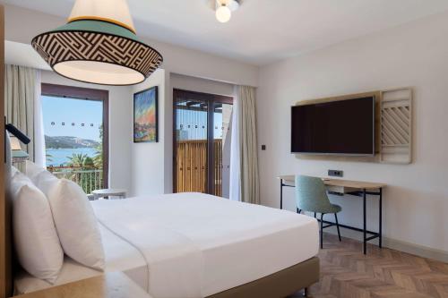 Μια τηλεόραση ή/και κέντρο ψυχαγωγίας στο DoubleTree by Hilton Bodrum Isil Club Ultra All-Inclusive Resort