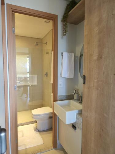 a bathroom with a toilet and a sink and a shower at Eco Resort Praia dos Carneiros - Flat Novo - Ao Lado da Igrejinha in Praia dos Carneiros