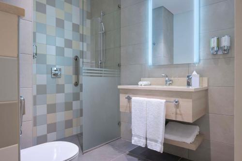 Un baño de Hampton By Hilton Doha Old Town