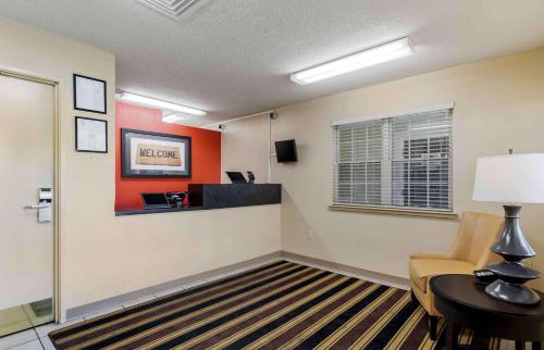 a lobby with a waiting room with a table and chairs at Extended Stay America Select Suites - Chattanooga - Airport in Chattanooga