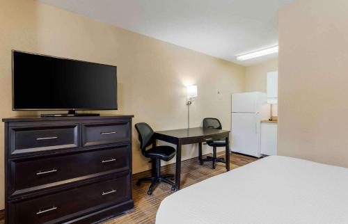 a hotel room with a desk and a flat screen tv at Extended Stay America Select Suites - Chattanooga - Airport in Chattanooga