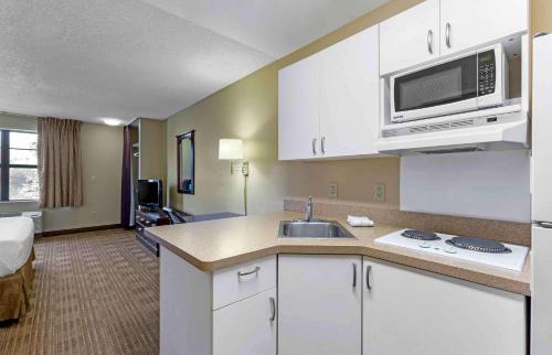 cocina con fregadero y microondas en Extended Stay America Suites - Phoenix - Peoria, en Peoria