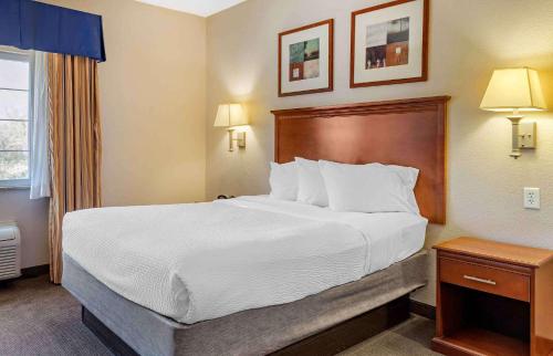 Letto o letti in una camera di Extended Stay America Suites - Houston - Kingwood