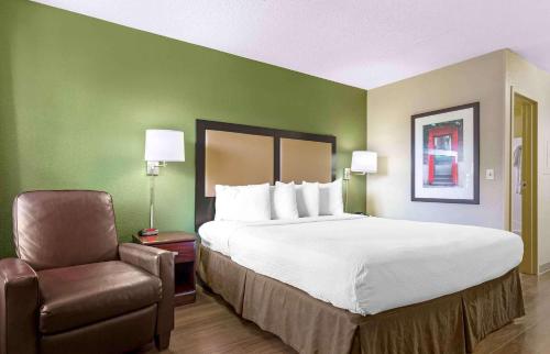 Habitación de hotel con cama y silla en Extended Stay America Suites - Tucson - Grant Road en Tucson