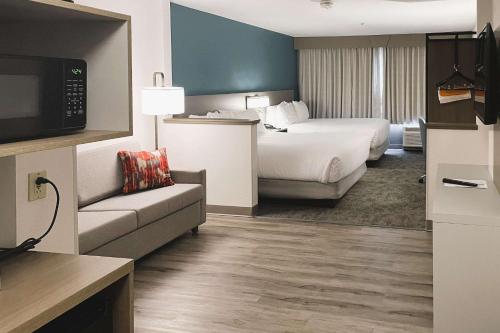 Habitación de hotel con 2 camas y sofá en Comfort Inn & Suites NW Milwaukee en Germantown