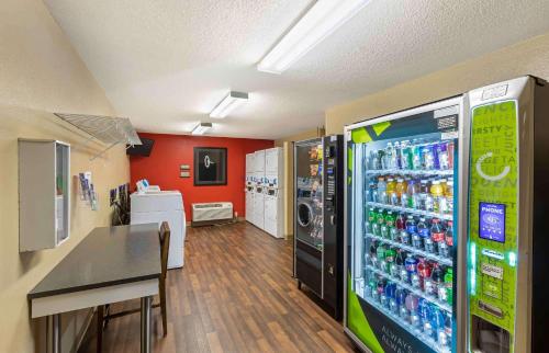 una habitación con dos máquinas expendedoras y una mesa en una tienda en Extended Stay America Suites - Milwaukee - Wauwatosa, en Wauwatosa