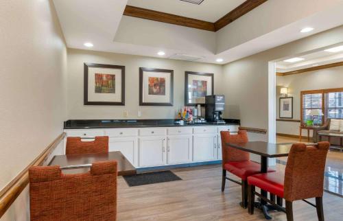 cocina con mesa, sillas y barra en Extended Stay America Suites - Kansas City - Lenexa - 87th St, en Overland Park