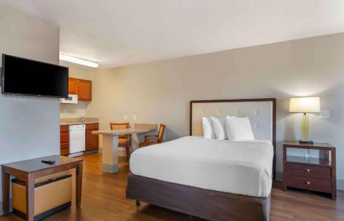Ένα ή περισσότερα κρεβάτια σε δωμάτιο στο Extended Stay America Suites - Kansas City - Lenexa - 87th St