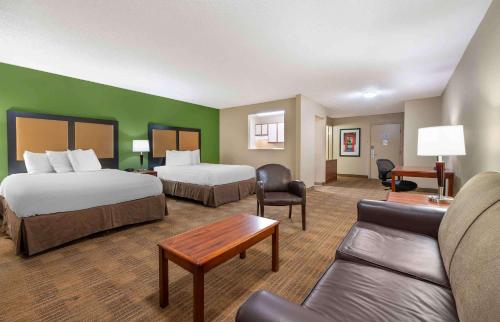 Habitación de hotel con 2 camas y sofá en Extended Stay America Suites - Dayton - Fairborn, en Dayton
