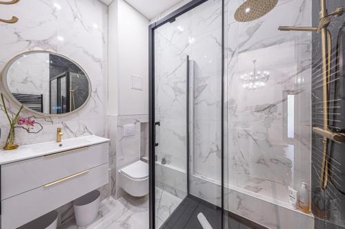 a bathroom with a shower and a toilet and a sink at Villa Montmartre 4P-Sacré Cœur in Paris