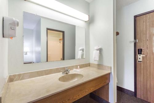 baño con lavabo y espejo grande en Super 8 by Wyndham Gallipolis Pt Pleasant Area en Gallipolis