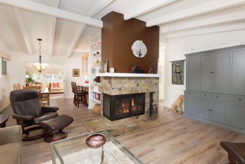 un salon avec une cheminée et une salle à manger dans l'établissement Aspen West End Home, à Aspen