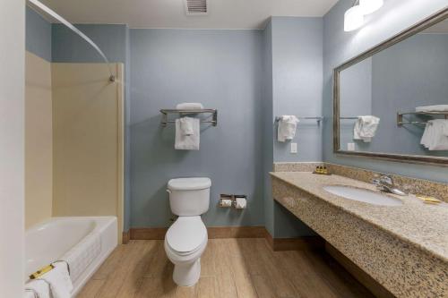 La salle de bains est pourvue de toilettes, d'un lavabo et d'une baignoire. dans l'établissement Best Western Plus Wasco Inn & Suites, à Wasco