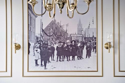 a black and white photo of a group of people on a street at Best Western Plus Hotel Eyde in Herning