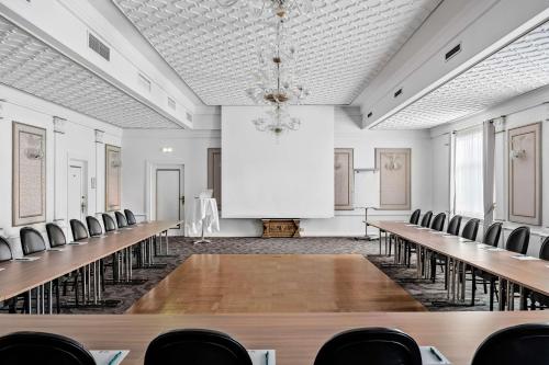 a room with rows of tables and chairs at Best Western Plus Hotel Eyde in Herning