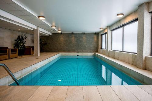 a swimming pool in a building with a poolvisorvisor at Scandic Umeå Syd in Umeå