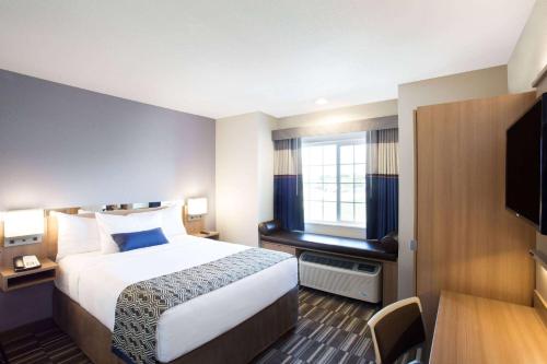 Postel nebo postele na pokoji v ubytování Microtel Inn & Suites by Wyndham Vernal/Naples