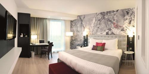 Un pat sau paturi într-o cameră la Radisson Blu Hotel East Midlands Airport