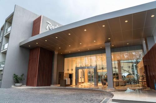 ナイロビにあるRadisson Blu Hotel & Residence Nairobi Arboretumの大きな窓のある建物のロビー