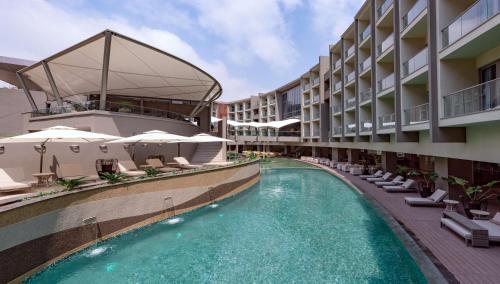 une image de la piscine d'un hôtel dans l'établissement Radisson Blu Hotel & Residence Nairobi Arboretum, à Nairobi