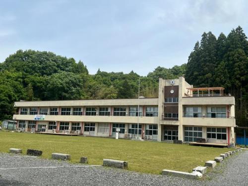 um grande edifício com um campo de relva em frente em Iitoko - Vacation STAY 43595v em Iitoyo