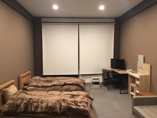 IitoyoにあるIitoko - Vacation STAY 43906vのベッドルーム1室(ベッド1台、デスク、コンピュータ付)