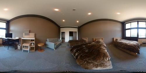 um quarto grande com uma cama grande e uma secretária em Iitoko - Vacation STAY 43906v em Iitoyo