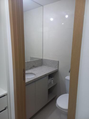 uma casa de banho com um lavatório e um WC em Apartamento Temporada Salvador Pituba em Salvador