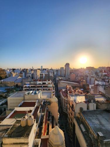 - Vistas al perfil urbano y a la puesta de sol en ocupado en Buenos Aires