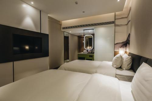 Postel nebo postele na pokoji v ubytování Orienwit Hotel-Free Shuttle Bus fir Canton Fair