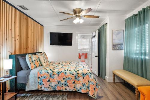 a bedroom with a bed and a ceiling fan at Orange Blossom Place-Walk to shops bars & food in Tampa