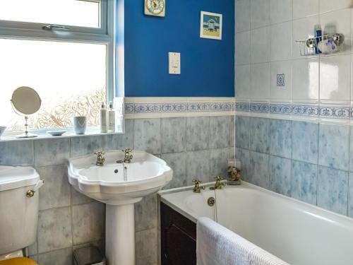 een badkamer met een wastafel, een bad en een toilet bij Rowan House in Beverley