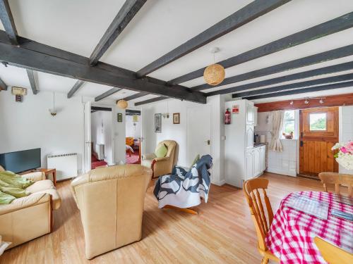 Tarrant Cottage -14557 في West Orchard: غرفة معيشة مع كراسي وطاولة