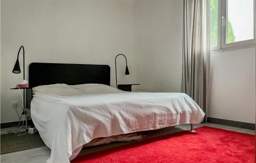 เตียงในห้องที่ 2 Bedroom Stunning Home In La Crau