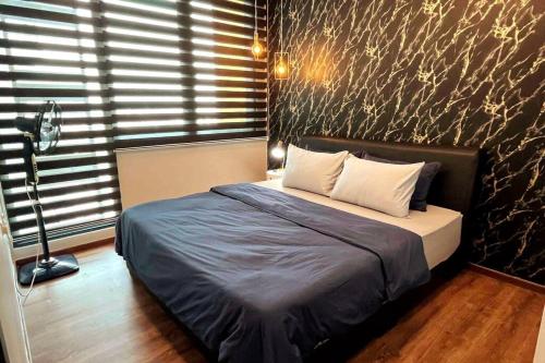 1 dormitorio con 1 cama en una habitación con pared en Home Abroad 2 @ Jazz Suites Vivacity, en Kuching