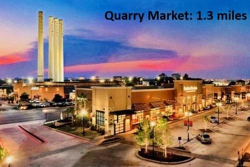 a view of a city with a shopping center at Argo Häuschen in Alamo Heights in San Antonio