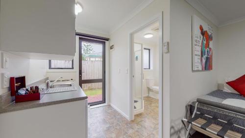 La salle de bains est pourvue d'un lavabo. dans l'établissement Matariki Motor Lodge, à Te Awamutu