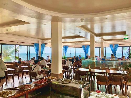 ein Speisesaal mit Menschen, die an Tischen in einem Restaurant sitzen in der Unterkunft Phuong Binh House in Phu Quoc
