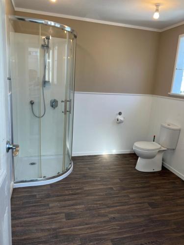WhangaroaにあるFISHERMANS’DELIGHTのバスルーム(トイレ、ガラス張りのシャワー付)
