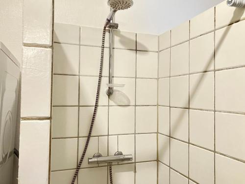 La salle de bains est pourvue d'une douche avec un pommeau de douche. dans l'établissement Spacious 3 Bedroom Apartment With 2 Common Rooms, à Vejle
