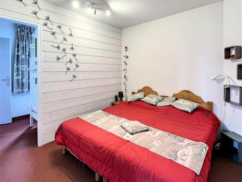 - une chambre avec un lit rouge et des oiseaux sur le mur dans l'établissement Appart 6 pers, Adapté PMR, Ski aux pieds, Piscine - FR-1-267-273, à Villarembert