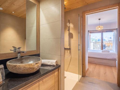 une salle de bain avec un lavabo et une douche en verre dans l'établissement Appartement familial centre station avec terrasse sud et parking - FR-1-645-40, à Huez