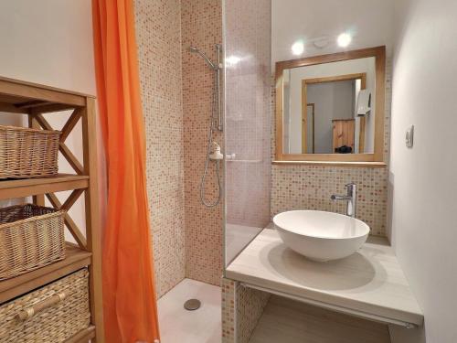 une salle de bain avec un lavabo et une douche dans l'établissement Charmant 2P avec Balcon S/E, Proche Pistes et Commerces, Tout Équipé - 73550 Les Allues - FR-1-182-256, à Les Allues