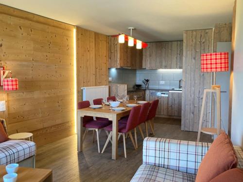 une cuisine et une salle à manger avec une table et des chaises dans l'établissement Appartement 4* spacieux, 2 chambres, accès pistes, proche ESF et centre, casier à skis - FR-1-634-92, à Morzine