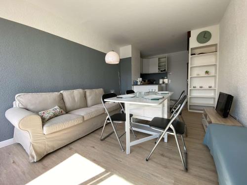 un salon avec un canapé et une table dans l'établissement Spacieux T3, 2 chambres, parking privé à Gruissan - FR-1-229-876, à Gruissan