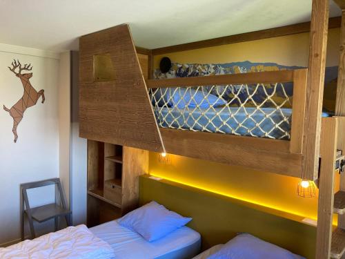 een slaapkamer met een stapelbed en een ladder bij Appartement Avoriaz, 3 pièces, 7 personnes - FR-1-634-92 in Morzine