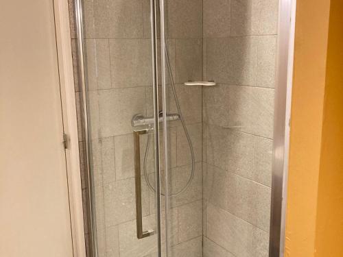 y baño con ducha y puerta de cristal. en Appartement Avoriaz, 3 pièces, 7 personnes - FR-1-634-92 en Morzine